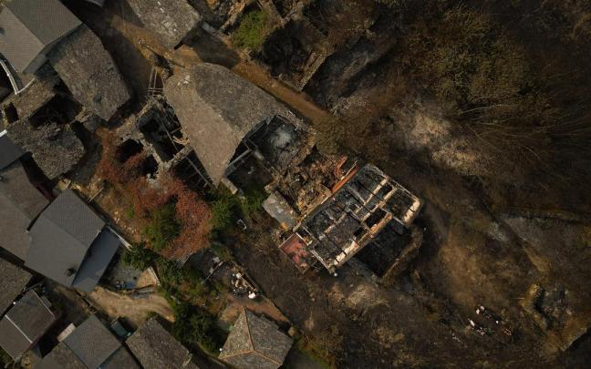 Vista aérea tras el incendio, a 20 de agosto de 2025, en Cernego, Ourense