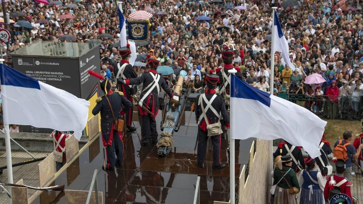 Imagen de archivo del cañonazo en la terraza del Ayuntamiento que da inicio a la Aste Nagusia de Donostia