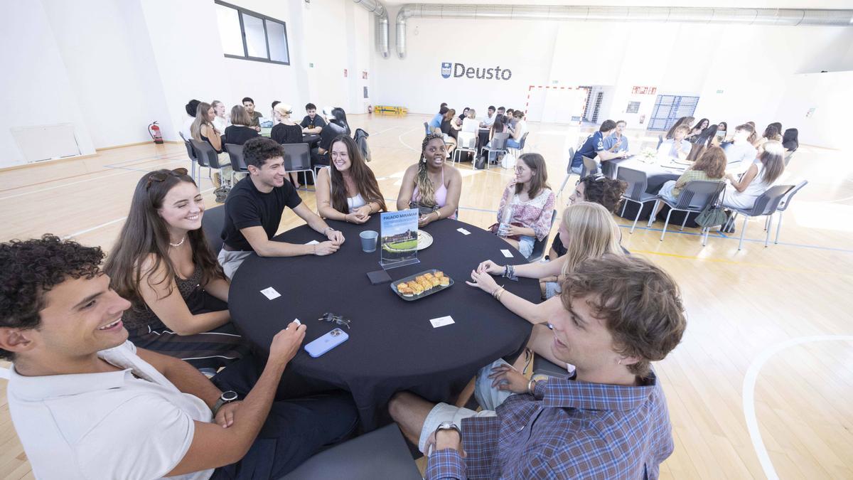 El acto de bienvenida a las y los jóvenes que participan en los programas de intercambio.