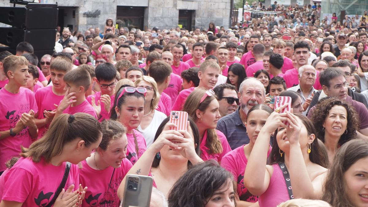 Azpeitia se tinta de rosa para dar inicio a las fiestas de San Ignacio