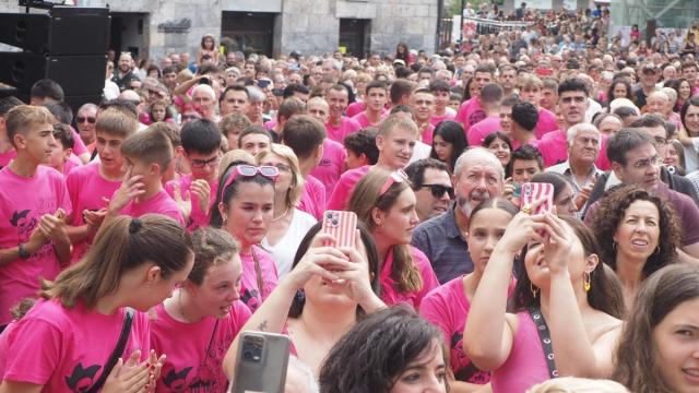 Azpeitia se tinta de rosa para dar inicio a las fiestas de San Ignacio
