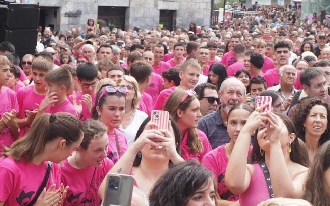 Azpeitia se tinta de rosa para dar inicio a las fiestas de San Ignacio