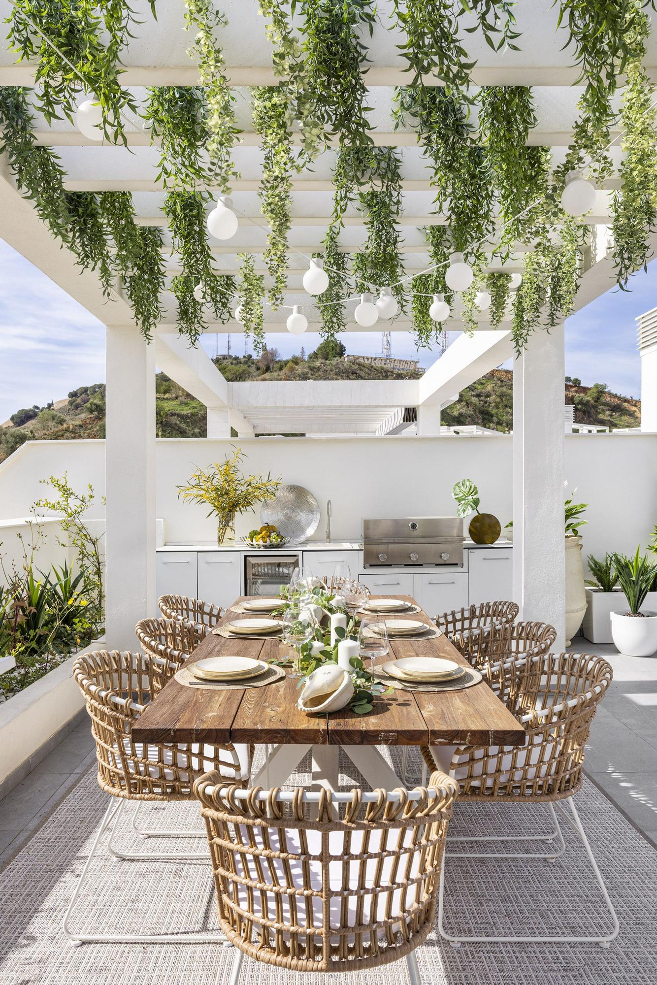 La terraza tiene una zona de cocina al exterior con comedor.