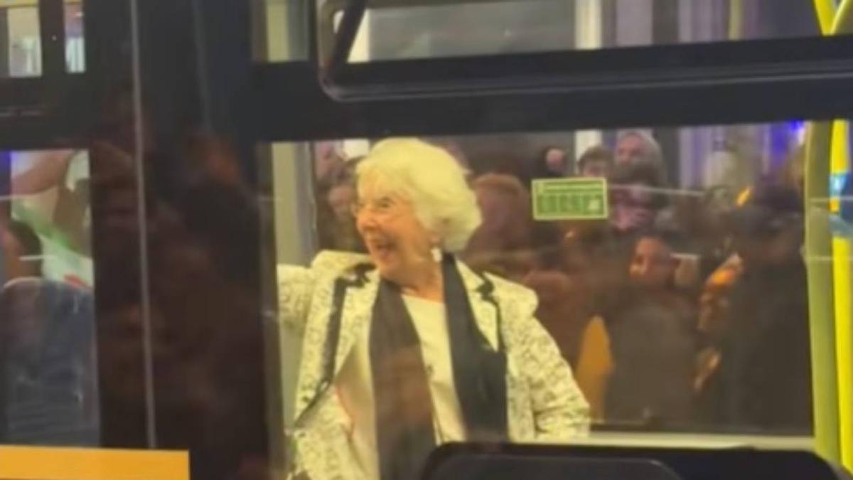 El vídeo de una pasajera del autobús que casi le roba el protagonismo a Rosalía