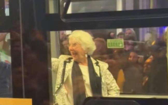 El vídeo de una pasajera del autobús que casi le roba el protagonismo a Rosalía