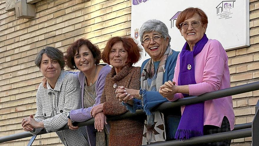 Mónica Ramírez (técnica de COMFIN), Yolanda Rodríguez (presidenta de COMFIN), Concha Fernández (exvicepresidenta de COMFIN), Pilar Bobes (expresidenta de COMFIN) y María Ángeles Angulo (secretaria general de COMFIN).