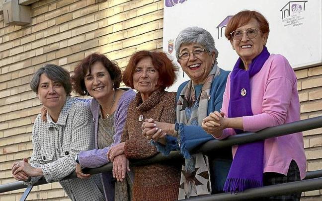 Mónica Ramírez (técnica de COMFIN), Yolanda Rodríguez (presidenta de COMFIN), Concha Fernández (exvicepresidenta de COMFIN), Pilar Bobes (expresidenta de COMFIN) y María Ángeles Angulo (secretaria general de COMFIN).