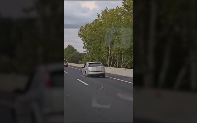 Imagen del vehículo circulando sin dos de las ruedas en Mallorca