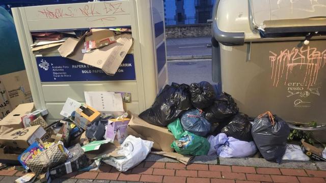 Contenedores a rebosar en la calle Dionisio Aldama de Amurrio
