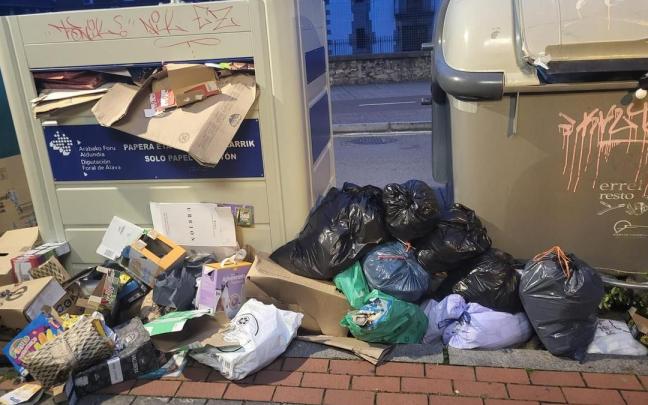 Contenedores a rebosar en la calle Dionisio Aldama de Amurrio