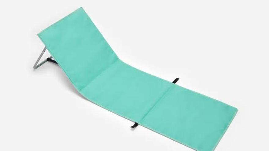 Imagen de la esterilla de playa Sun & Surf de color verde y con respaldo reclinable de Decathlon