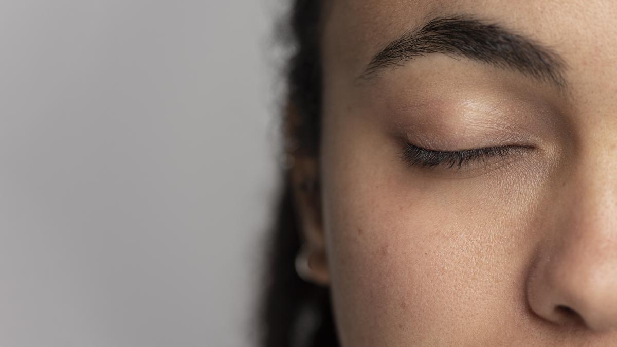 Una persona con los ojos cerrados