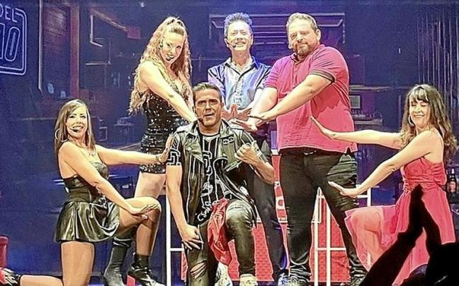 Elenco de actores y cantantes protagonistas de ‘El musical de los 80s 90s’. | FOTO: ONBEAT Elenco de actores y cantantes protagonistas de ‘El musical de los 80s 90s’. | FOTO: ONBEAT