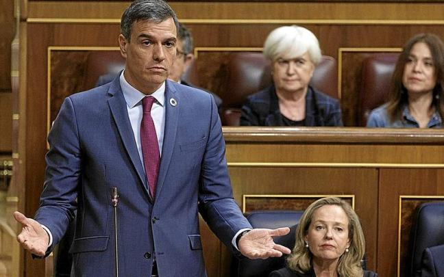 Pedro Sánchez, junto a Nadia Calviño, en una sesión en el Congreso. Pedro Sánchez, junto a Nadia Calviño, en una sesión en el Congreso.