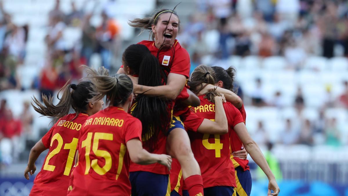 Las jugadoras españolas celebran su victoria 'in extremis' ante Colombia.