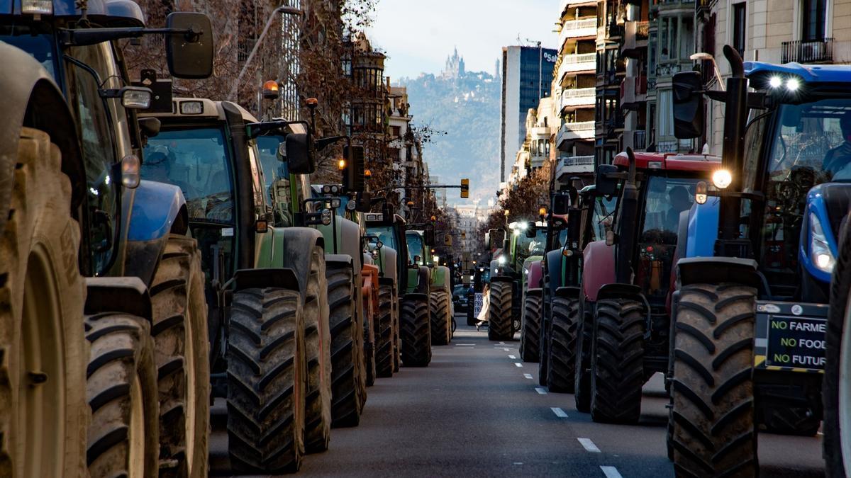 Varios tractores de agricultores llegan a la conselleria de Acción Climátic de Barcelona.