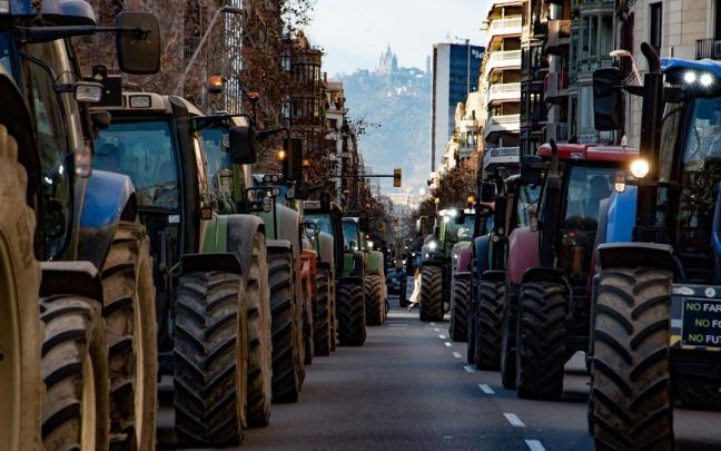 Varios tractores de agricultores llegan a la conselleria de Acción Climátic de Barcelona. / EP Varios tractores de agricultores llegan a la conselleria de Acción Climátic de Barcelona.