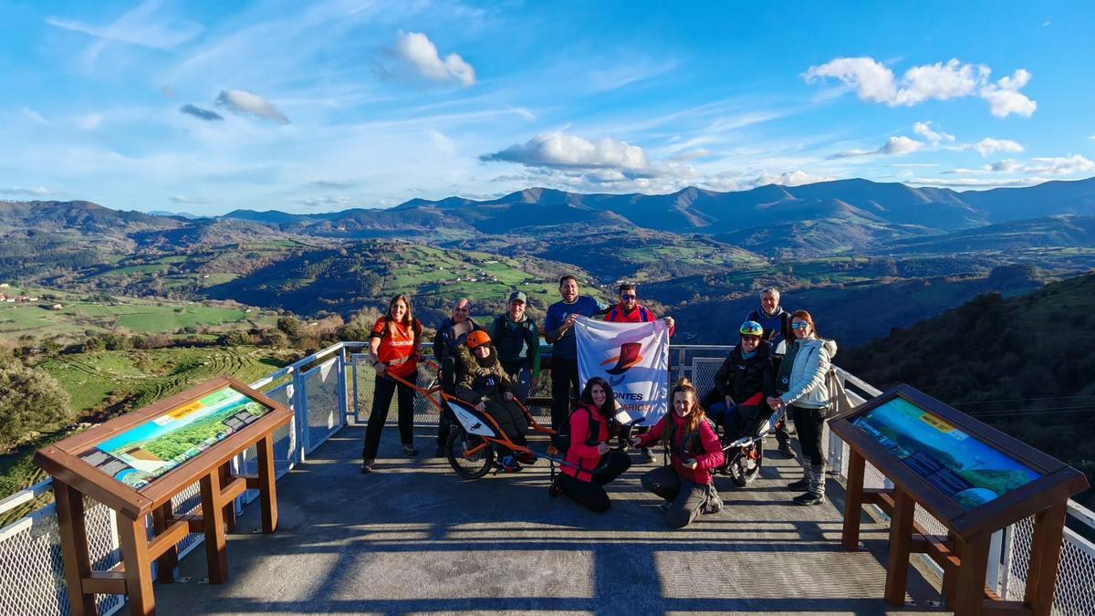 En el mirador de Pozalagua con el Parque Natural de Armañón y Karrantza a nuestras espaldas