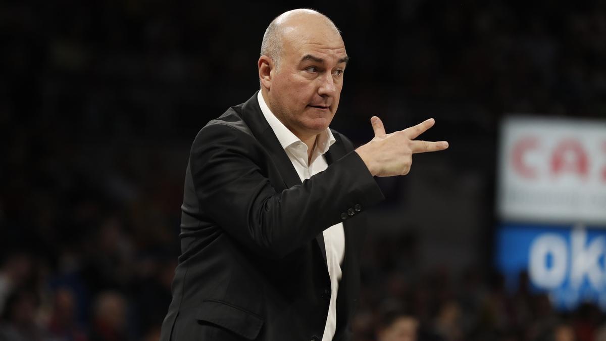 Jaume Ponsarnau marcando una jugada a su equipo. Foto: DEIA