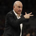 Jaume Ponsarnau marcando una jugada a su equipo. Foto: DEIA