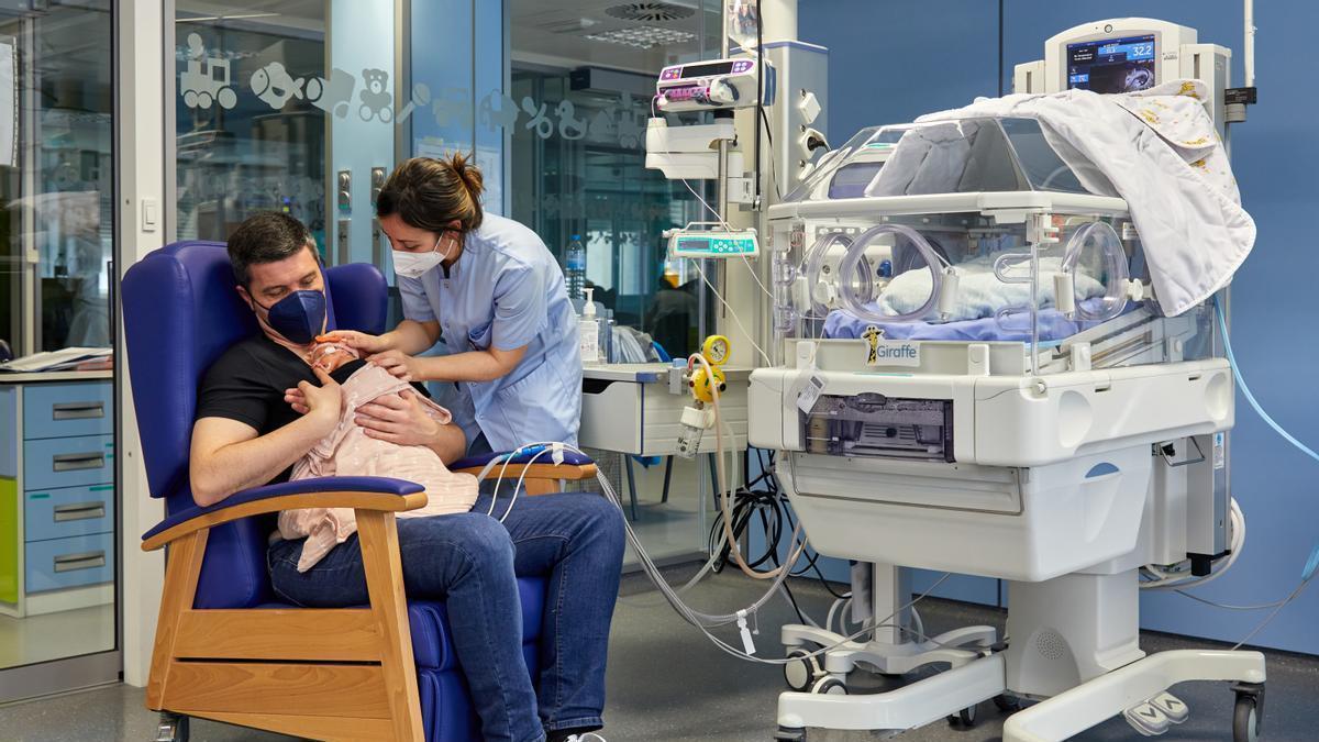 Una profesional sanitaria de Osakidetza vacuna a un bebé prematuro contra la bronquiolitis aguda.