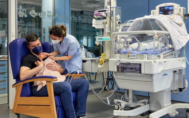 Una profesional sanitaria de Osakidetza vacuna a un bebé prematuro contra la bronquiolitis aguda.