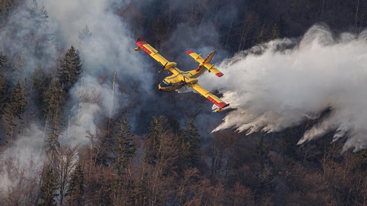 Un hidroavión descarga agua en un incendio, en una imagen de archivo.