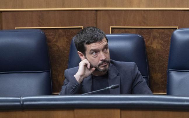 El ministro de Derechos Sociales, Consumo y Agenda 2030, Pablo Bustinduy, en el pleno de control al Gobierno. / Alberto Ortega El ministro de Derechos Sociales, Consumo y Agenda 2030, Pablo Bustinduy, en el pleno de control al Gobierno.