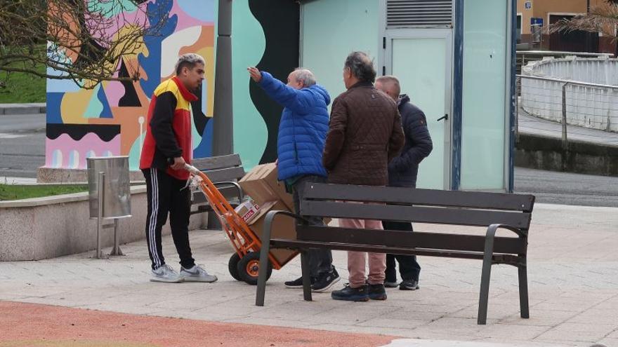 Unos vecinos de Zumarraga indican a un repartidor cómo ir a Urretxu.