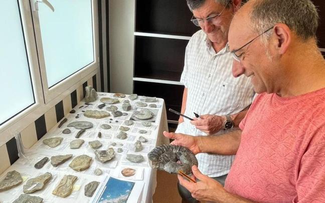 Iñaki Rementeria y el paleontólogo Mikel López-Horgue, analizando una de las piezas de la exposición.