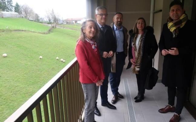 Erakundeetako ordezkariak, etxebizitza batetako balkoian.