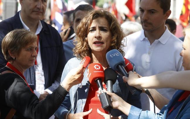 La ministra de Hacienda, ayer atendiendo a los medios de comunicación.