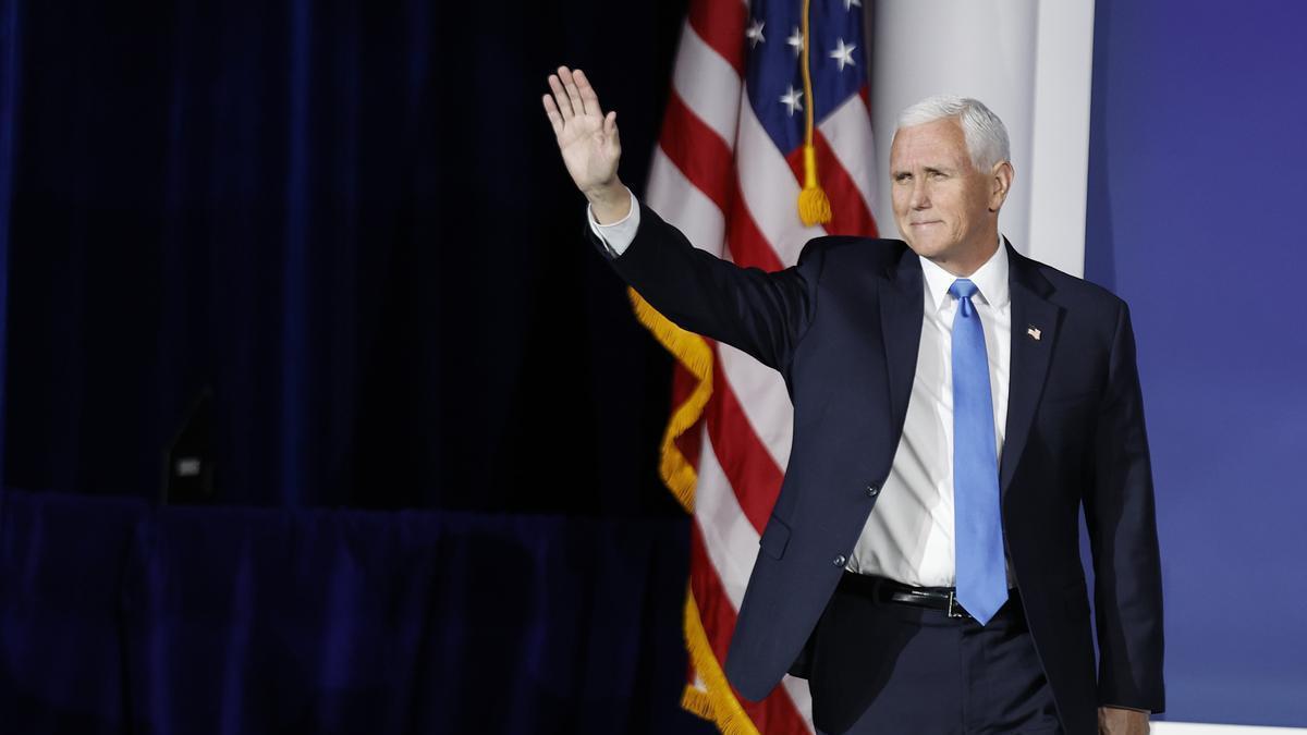 El exvicepresidente Mike Pence se retira de la contienda republicana.