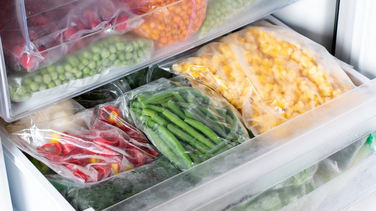 Verdura troceada en los cajones de un congelador.