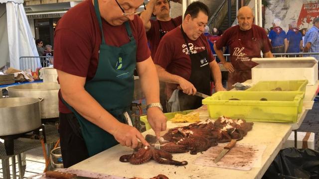 Voluntarios preparando la comida para una edición anterior del Olarro Eguna.