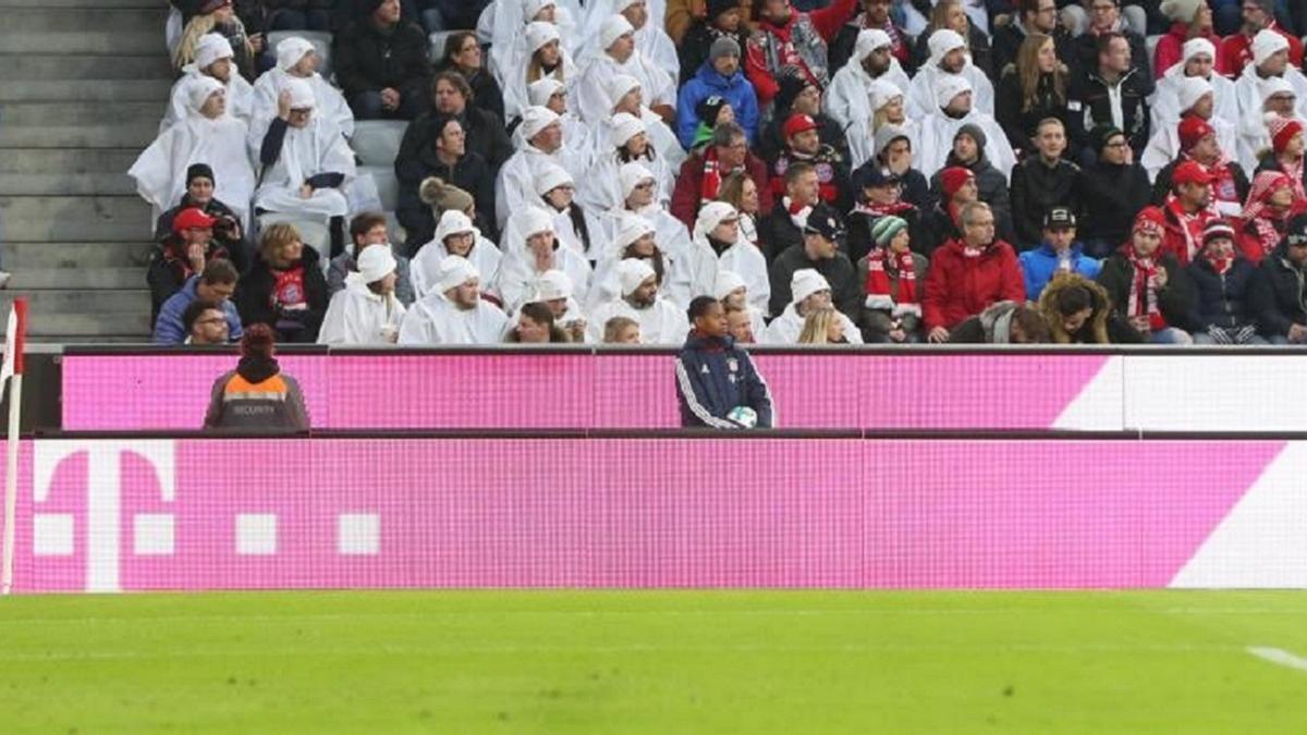 Parte de los espectadores que visten de blanco.