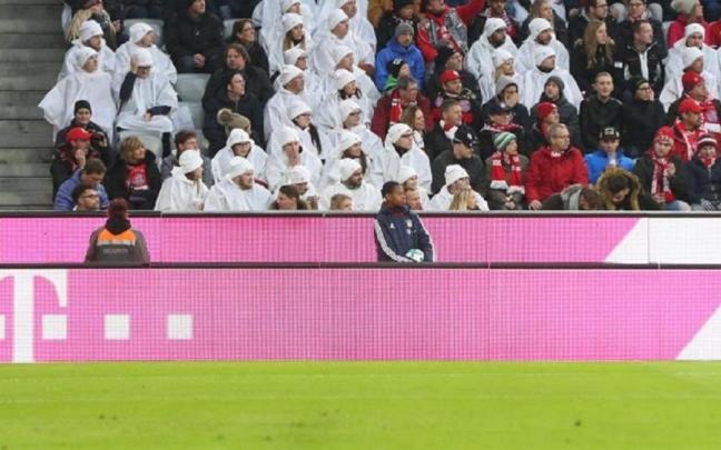 Parte de los espectadores que visten de blanco.