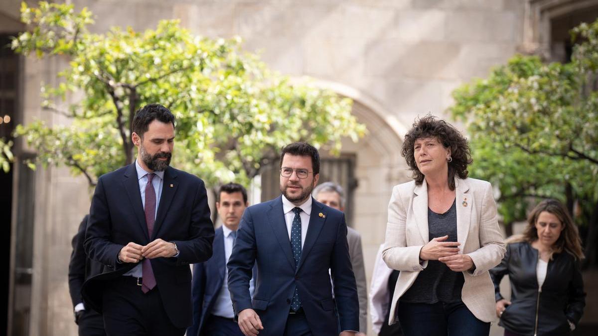 Aragonès acompañado de la consellera de Acción Climática, Alimentación y Agenda Rural, Teresa Jordà, y del conseller de Empresa y Trabajo, Roger Torrent.