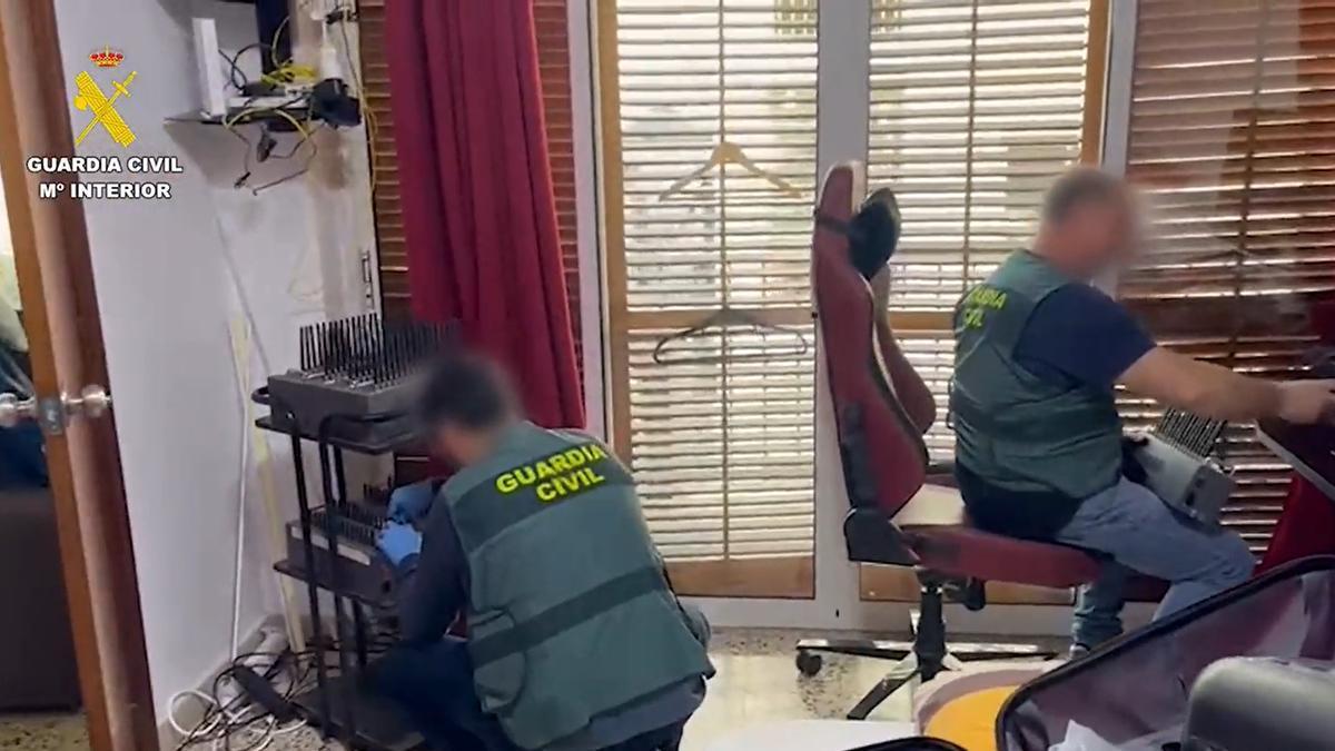 Agentes de la Guardia Civil, en el registro del domicilio del detenido.