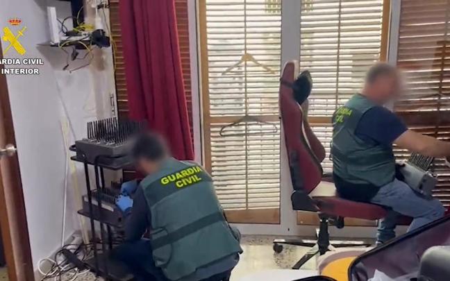 Agentes de la Guardia Civil, en el registro del domicilio del detenido.