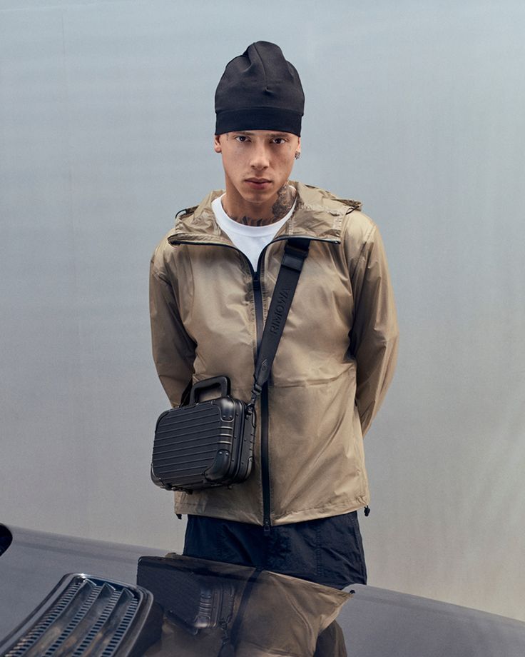 El rapero Central Cee con el bolso de moda en versión negro