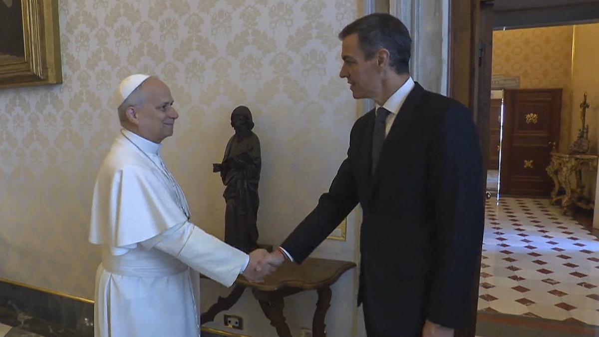 Pedro Sánchez, con el Papa León XIV.