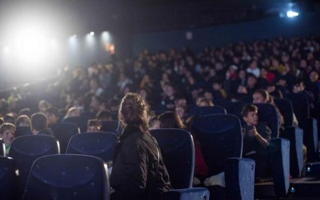 Espectadores en una sala de cine.
