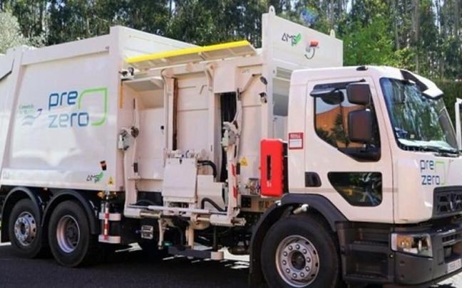 Camión de recogiga de basura de la empresa PreZero