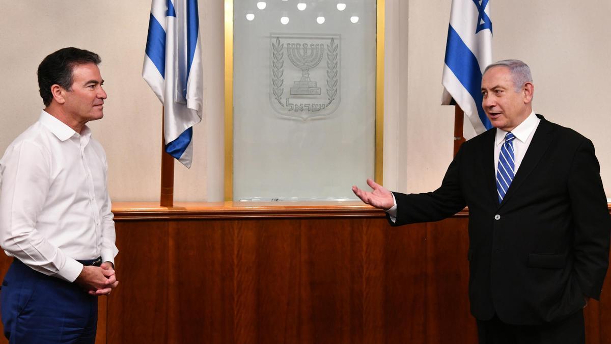 Yossi Cohen(I) y Benjamin Netanyahu(d)