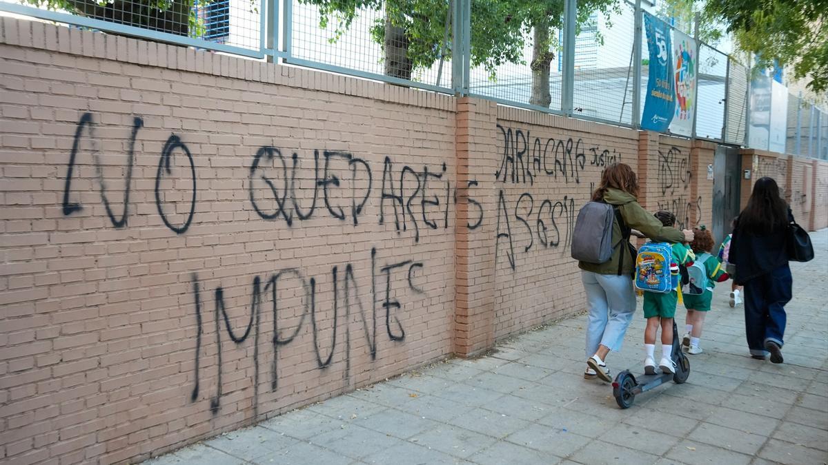 Pintadas en la fachada del Colegio Irlandesas Loreto. A 17 de octubre de 2025, en Sevilla.
