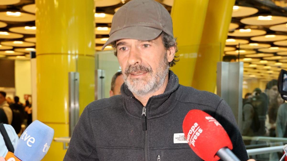 Rodolfo Sancho en el aeropuerto de Madrid tras regresar de Tailandia