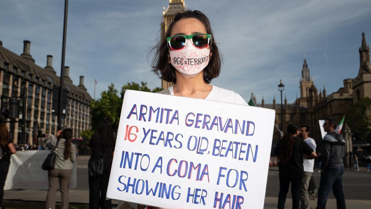 Una activista protesta en Londres contra el régimen iraní tras la muerte de Armita Garavand.