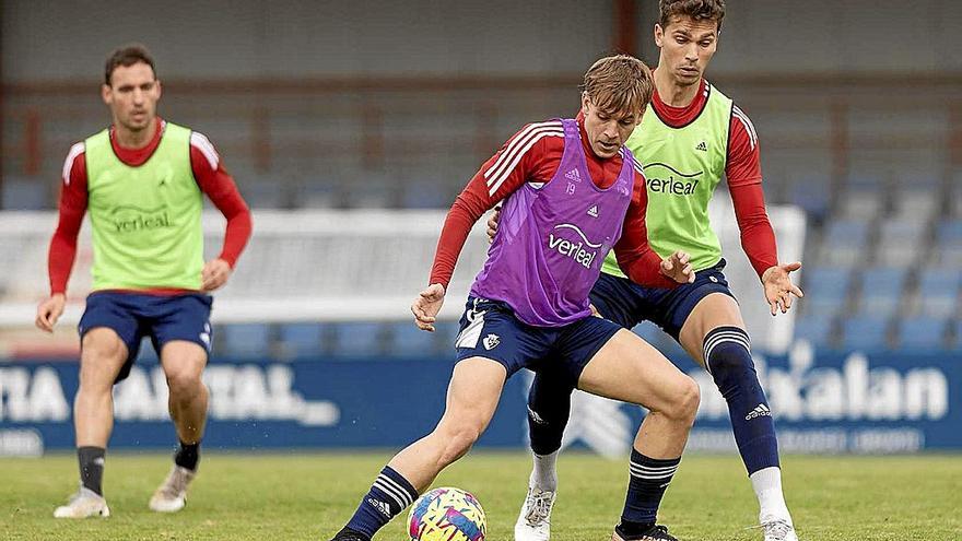 Pablo Ibáñez controla el balón ante Lucas Torró, en el entrenamiento a puerta cerrada en Tajonar. | FOTO: CA OSASUNA