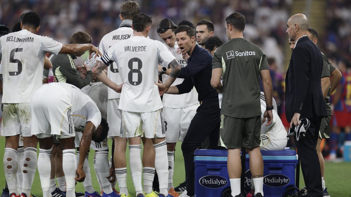 Xabi Alonso da instrucciones durante su último partido como técnico del Real Madrid.